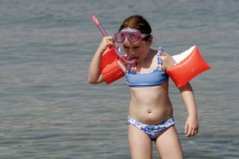 Mädchen mit Schnorchel (Symboldbild): Kinder haben Bruchstücke von Amphoren im Meer gefunden.
