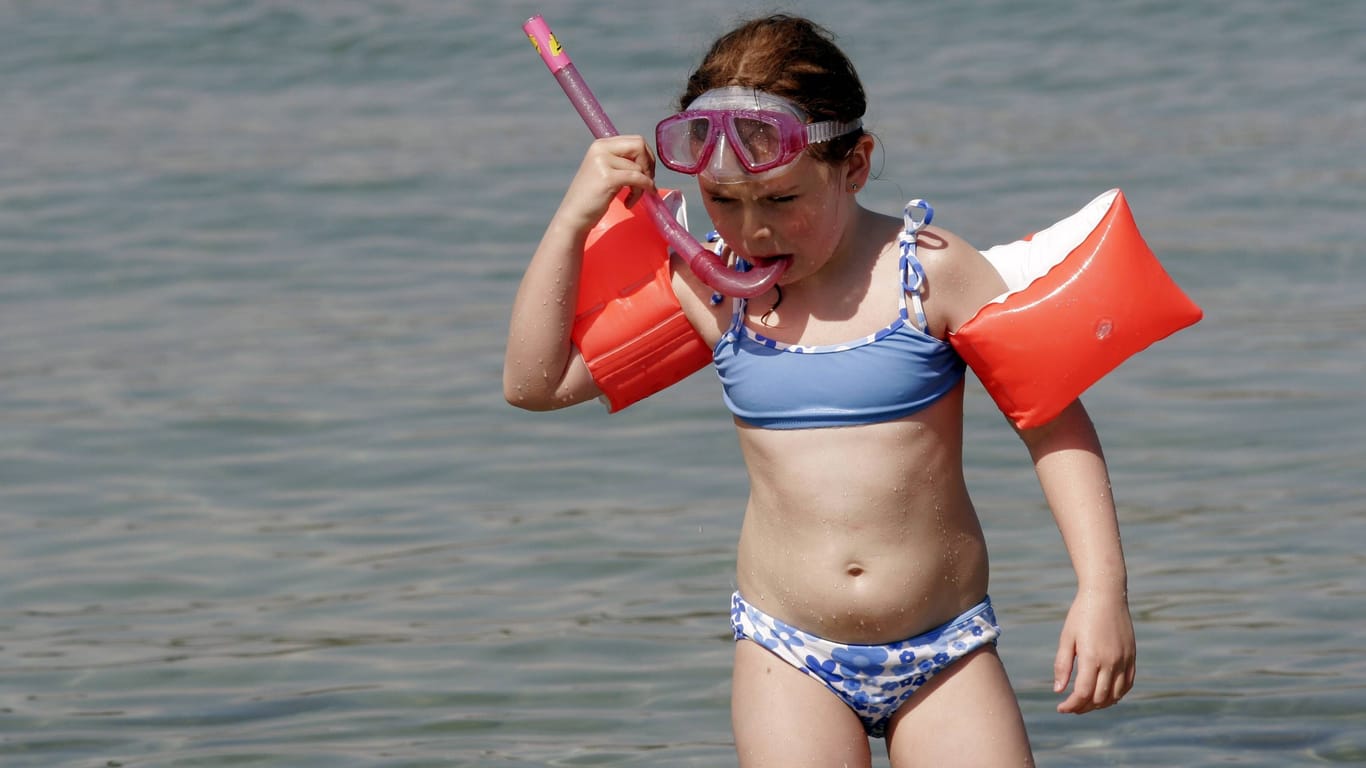 Mädchen mit Schnorchel (Symboldbild): Kinder haben Bruchstücke von Amphoren im Meer gefunden.