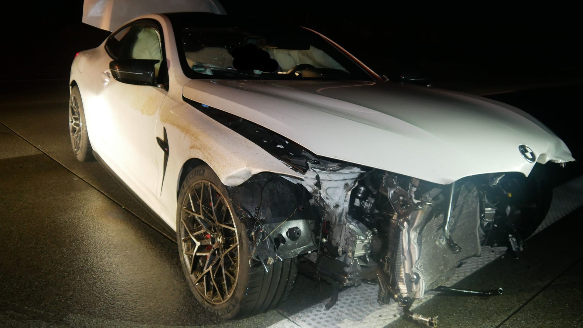 Die Front des BMW M8 ist schwer beschädigt. Das Auto war nicht mehr fahrbereit und wurde abgeschleppt. Die Front des BMW M8 ist schwer beschädigt. Das Auto war nicht mehr fahrbereit und wurde abgeschleppt.