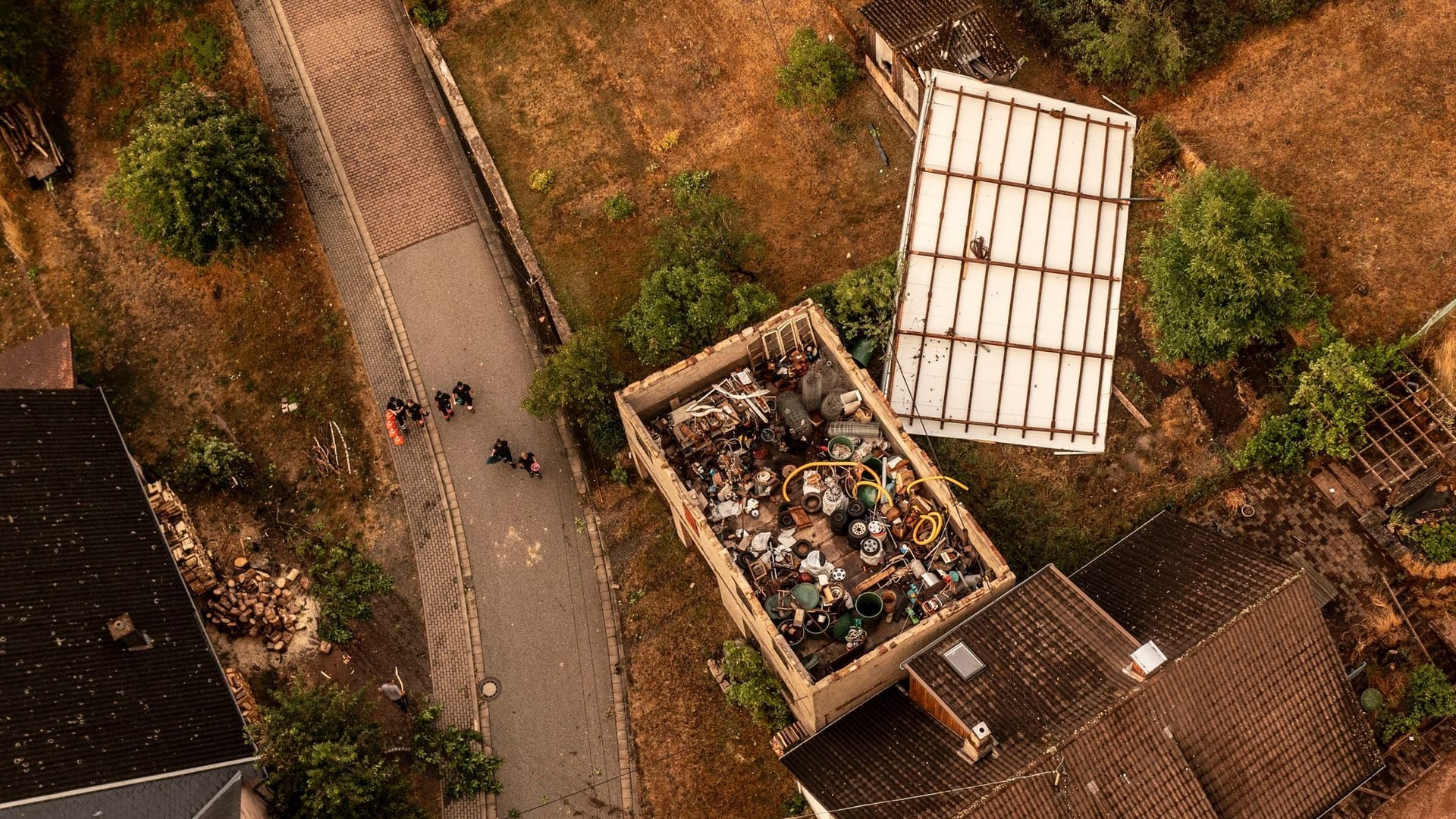 Rettungskräfte arbeiten an einem zerstörten Haus im Saarland, dessen Dach von einem Sturm abgedeckt wurde. Verantwortlich dafür könnte ein Tornado gewesen sein.