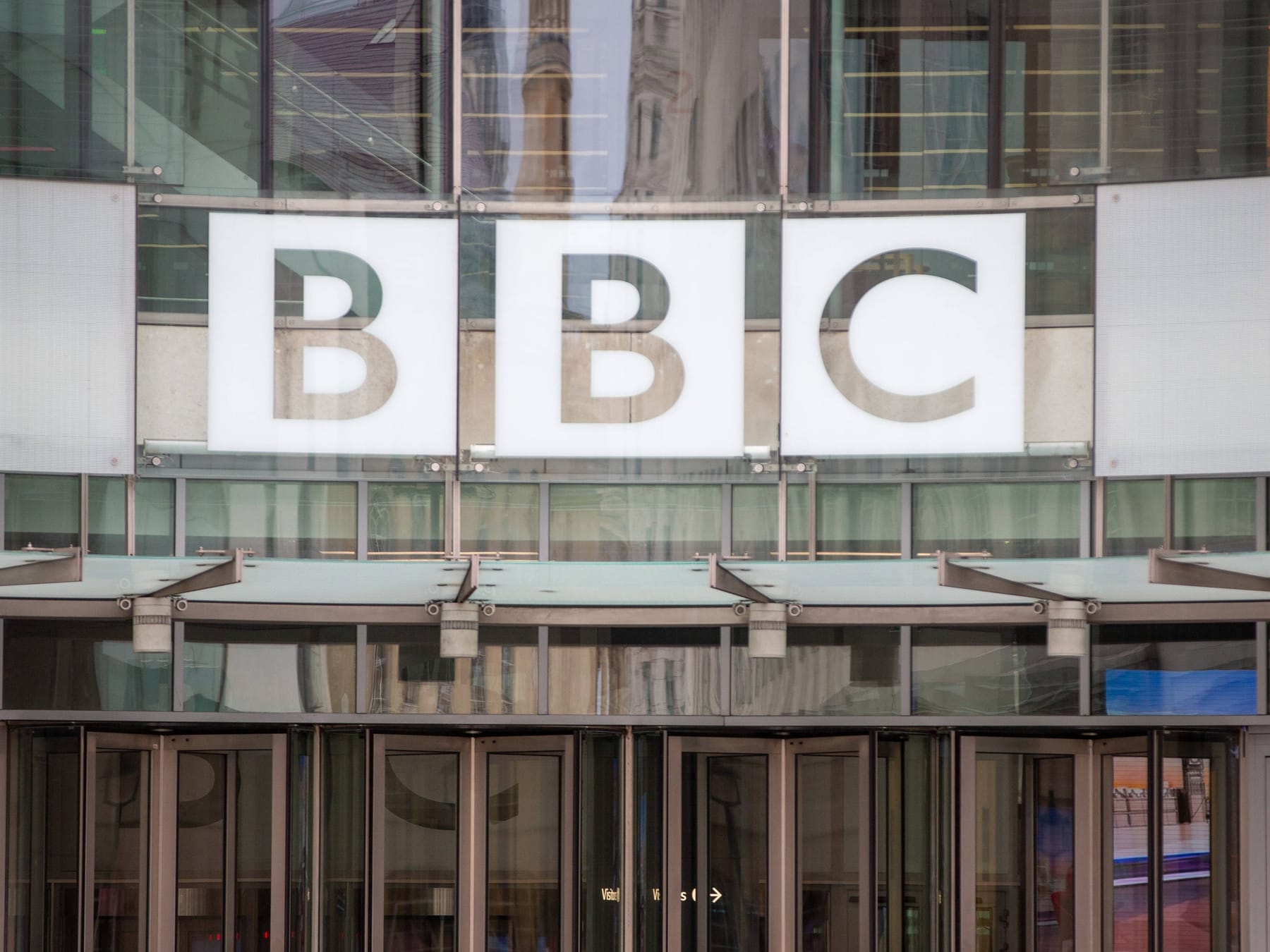 BBC-Moderator soll Teenager sexuell eindeutige Fotos abgekauft haben Foto