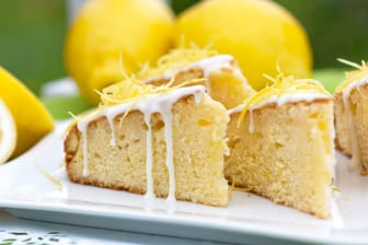 Zitronenkuchen ist ein leckerer Klassiker zur Kaffeetafel.