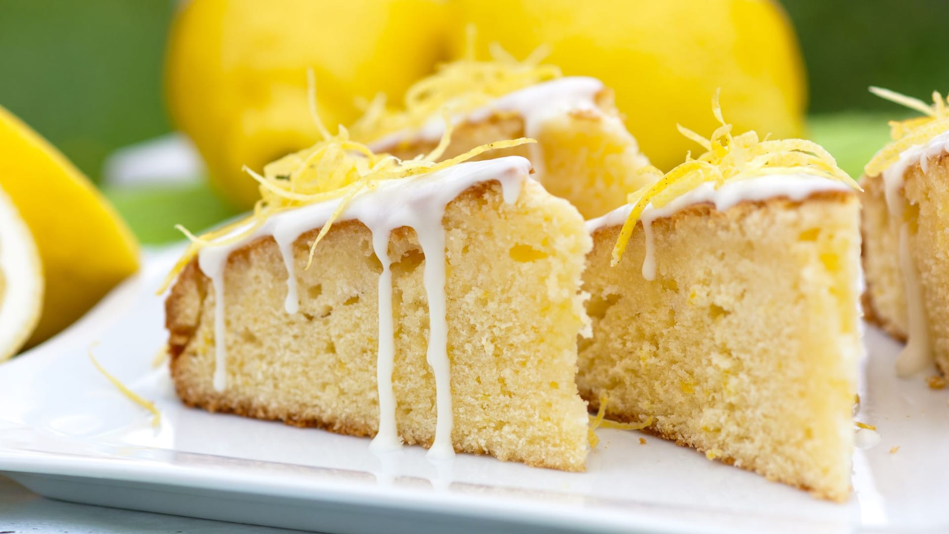 Zitronenkuchen ist ein leckerer Klassiker zur Kaffeetafel.