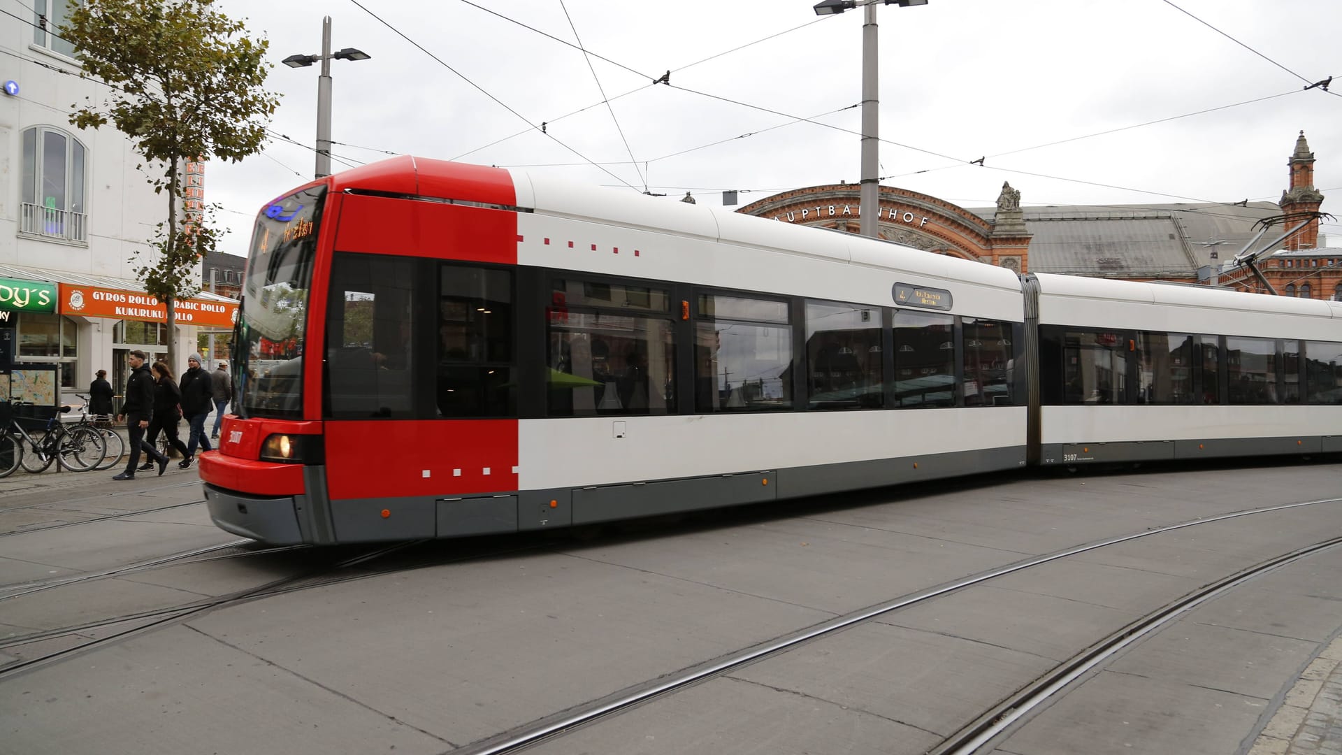 Eine Straßenbahn fährt durch Bremen (Symbolbild): Die Fahrt musste unterbrochen werden. Eine Straßenbahn fährt durch Bremen (Symbolbild): Die Fahrt musste unterbrochen werden.