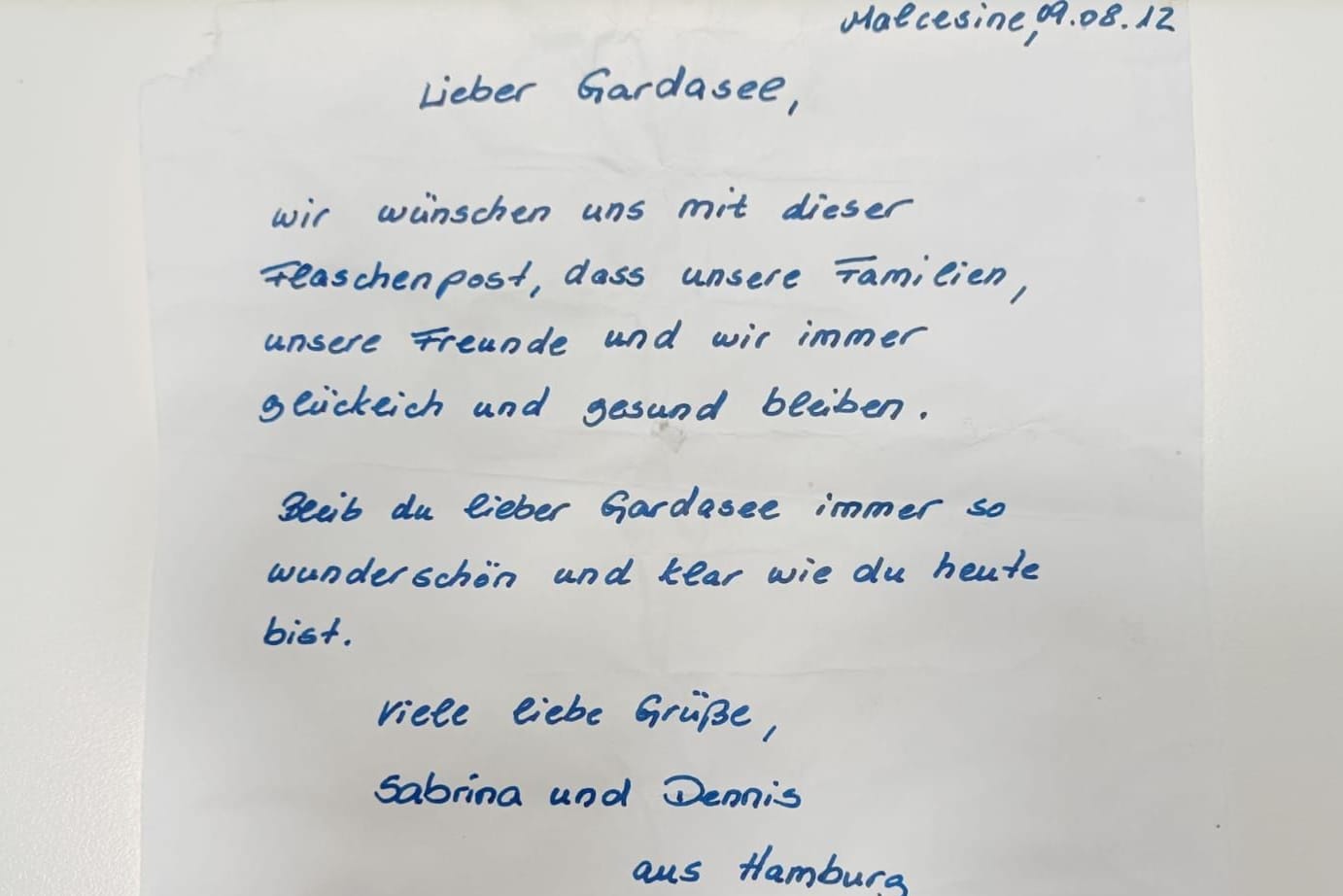 Dieser Zettel ist nach Jahren wieder aufgetaucht: Ein Taucher hat die Flaschenpost aus dem See gefischt.