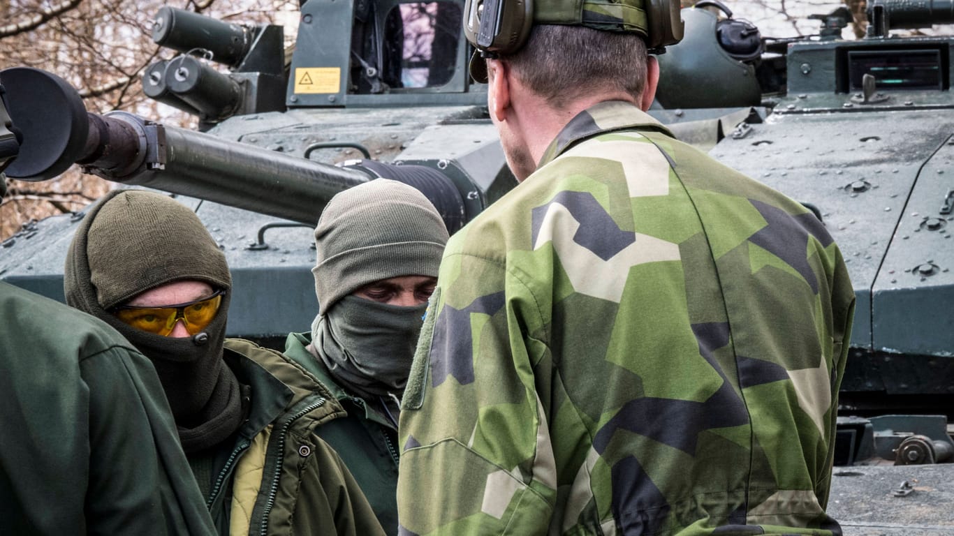 Ausbildung an unbekannten Ort in Schweden. Ukrainische Soldaten kamen im Mai 2023 in das Land, um für die Gegenoffensive zu trainieren.