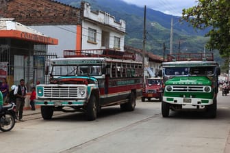 Reisebusse in Kolumbien (Symbolbild): Verkehrsunfälle zählen in Kolumbien zu den häufigsten Todesursachen.