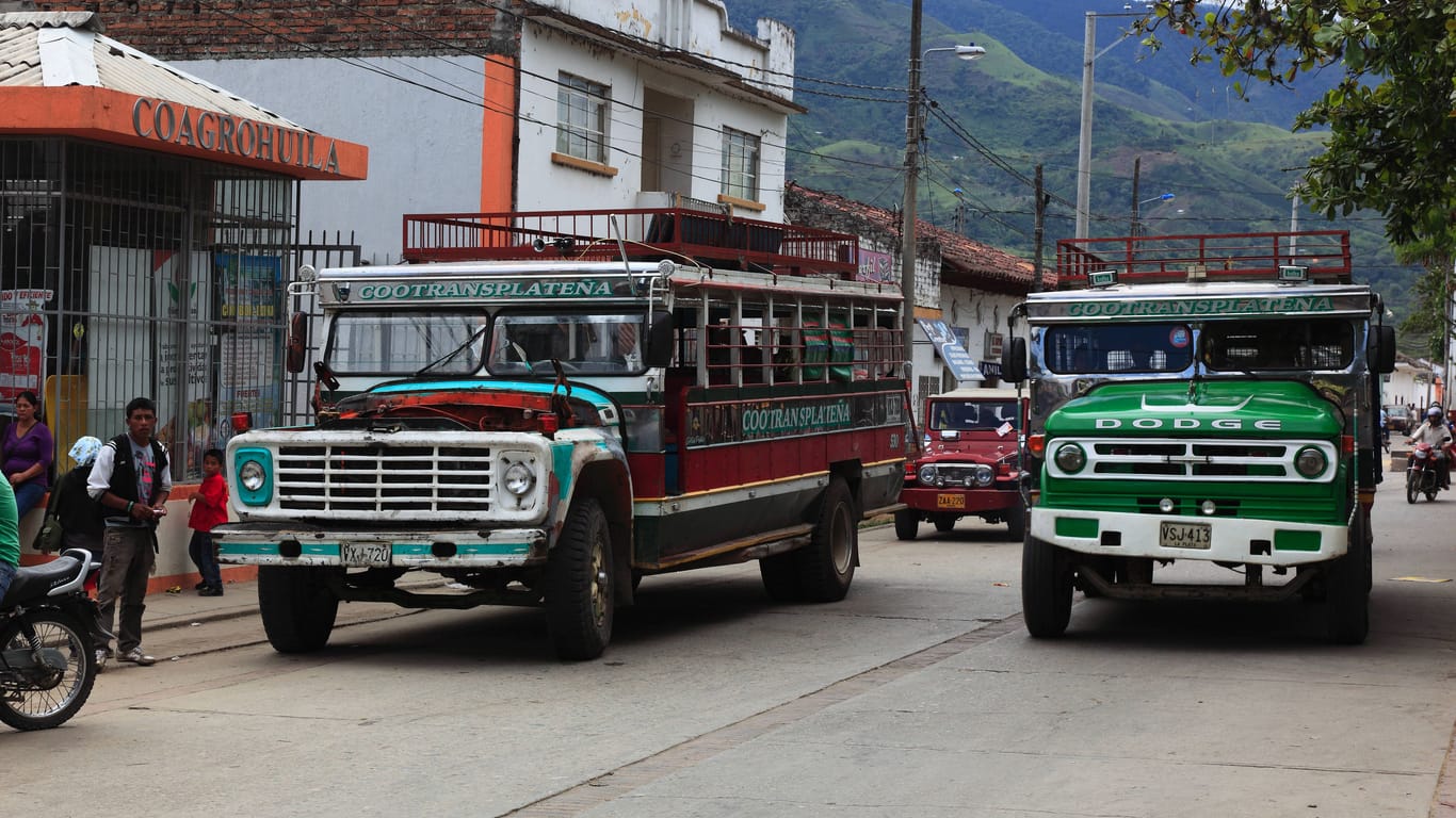 Reisebusse in Kolumbien (Symbolbild): Verkehrsunfälle zählen in Kolumbien zu den häufigsten Todesursachen.