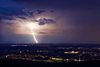 Blitzeinschlag in Baden-Württemberg (Symbolfoto): Im Süden schwankt das Wetter zwischen den Extremen.