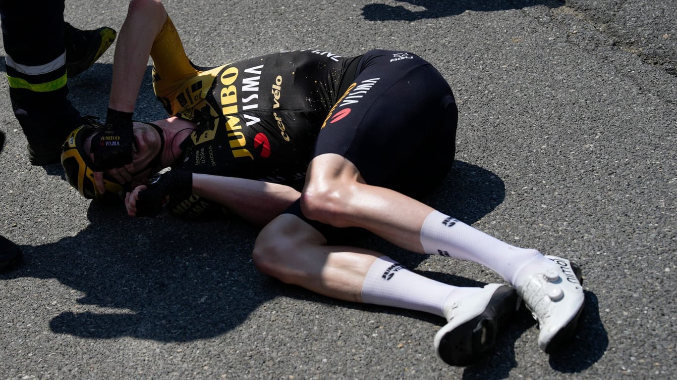 Radfahrer Nathan van Hooydonck aus Belgien von Jumbo-Visma liegt nach einem Sturz auf dem Asphalt.