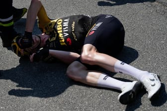 Radfahrer Nathan van Hooydonck aus Belgien von Jumbo-Visma liegt nach einem Sturz auf dem Asphalt.
