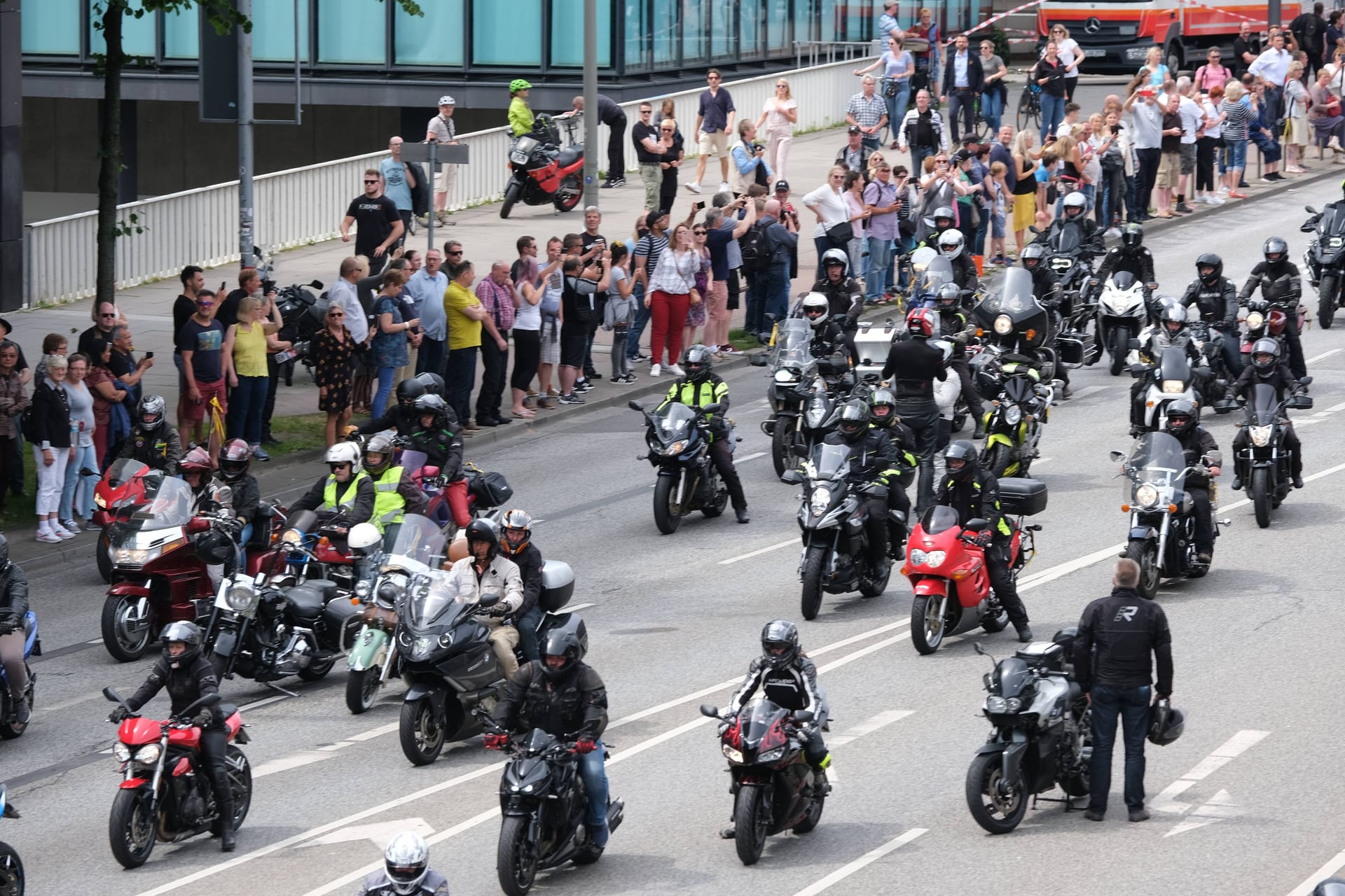 Ein Biker-Konvoi (Symbolbild): Eine Motorrad-Charity-Sternfahrt fährt am Samstag nach Ratingen.