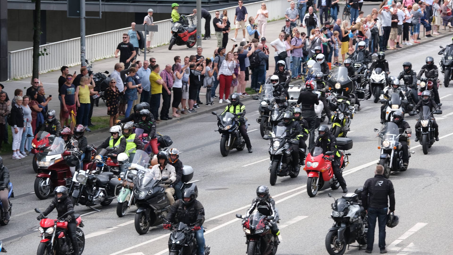 Ein Biker-Konvoi (Symbolbild): Eine Motorrad-Charity-Sternfahrt fährt am Samstag nach Ratingen.