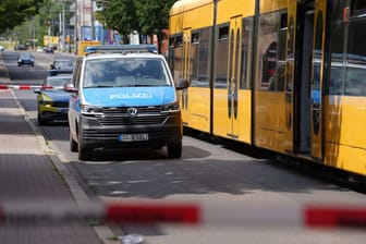 Polizeifahrzeuge stehen vor einer Straßenbahn in Dresden: Am Samstagmorgen kam es in der Tram zu einem Messerangriff.