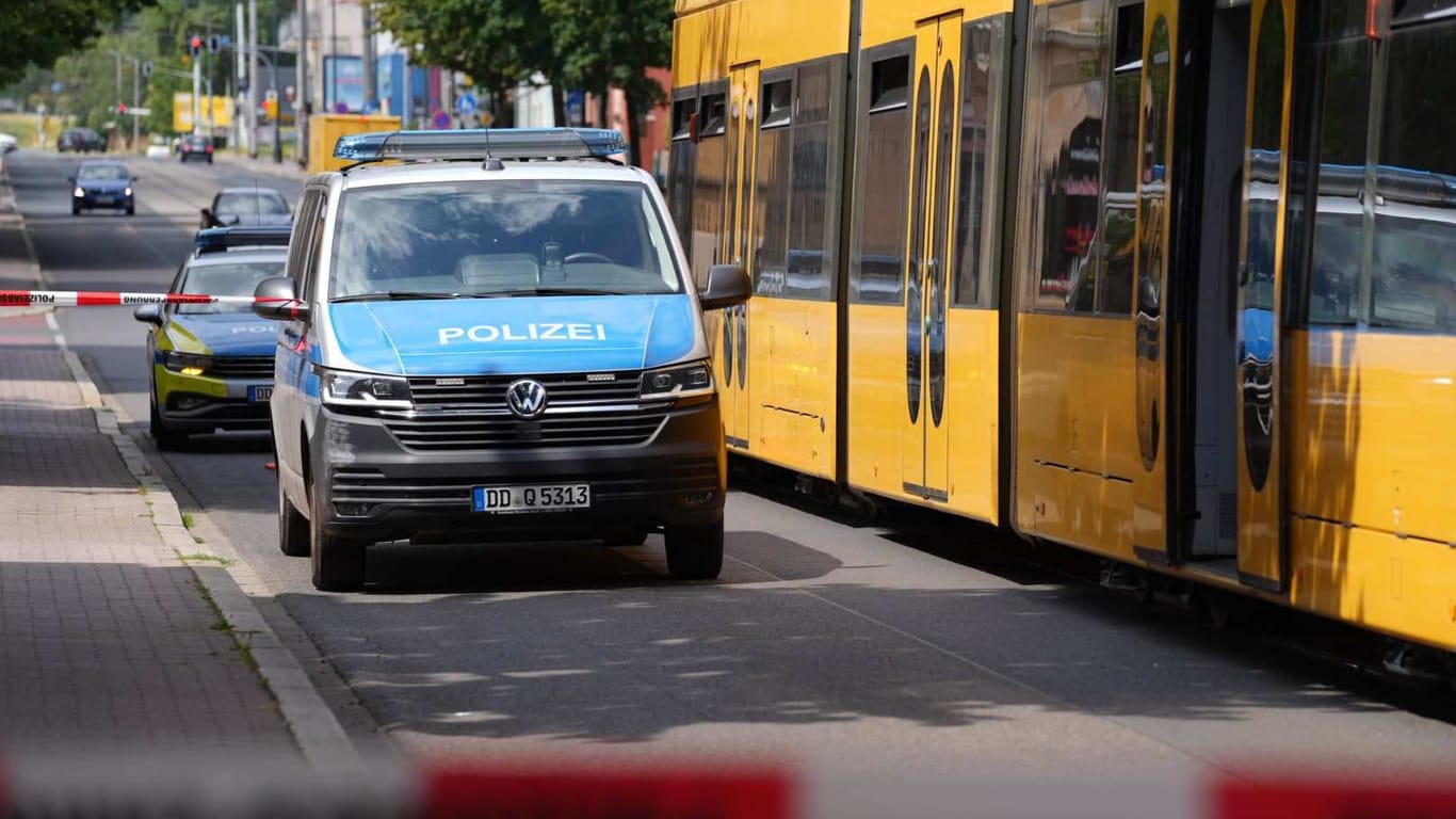 Polizeifahrzeuge stehen vor einer Straßenbahn in Dresden: Am Samstagmorgen kam es in der Tram zu einem Messerangriff.