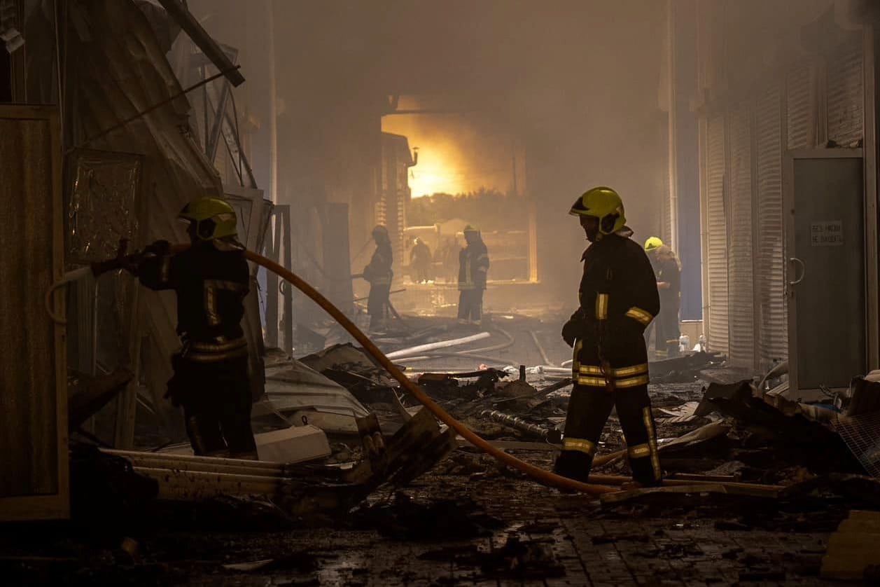 Feuerwehr in einem brennenden Lagerhaus in Odessa: Auf 3.000 Quadratmetern brannte es in der Hafenstadt nach Behördenangaben infolge der russischen Angriffe.