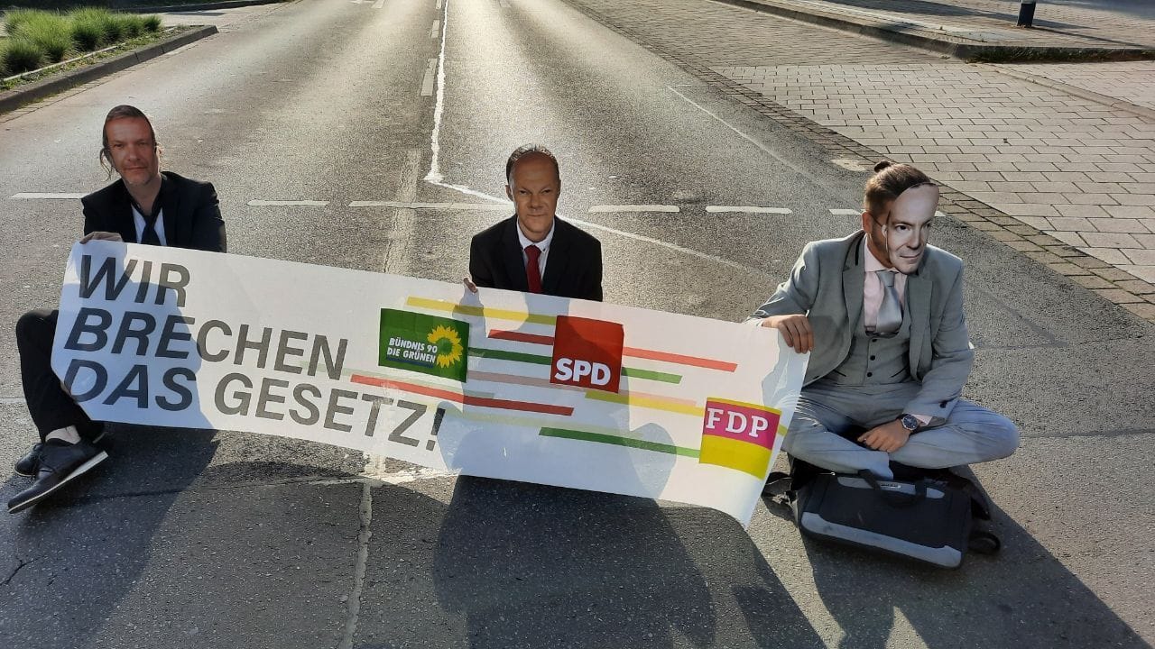 Mitglieder der "Letzten Generation" sitzen auf der Straße (Symbolbild): Auch in München haben Klimakleber am Freitag den Verkehr behindert.