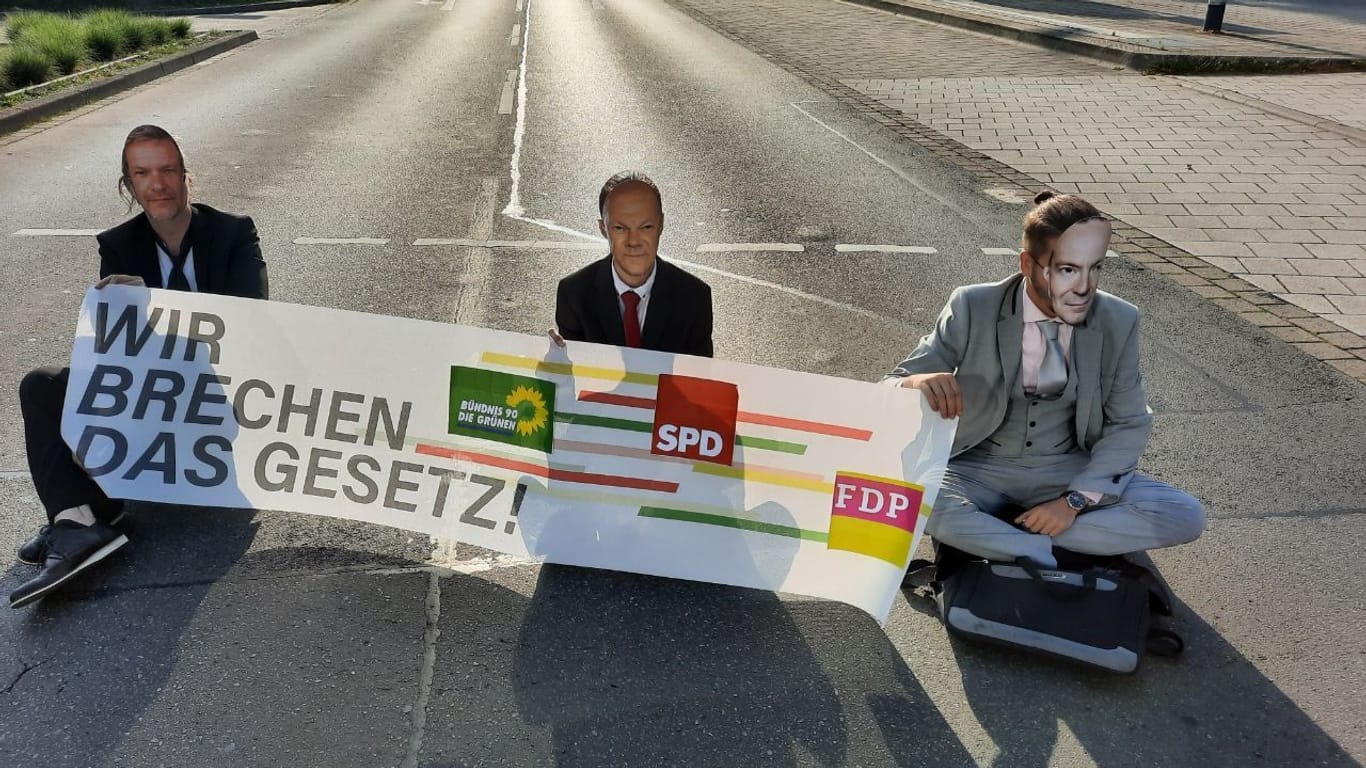 Mitglieder der "Letzten Generation" sitzen auf der Straße (Symbolbild): Auch in München haben Klimakleber am Freitag den Verkehr behindert.