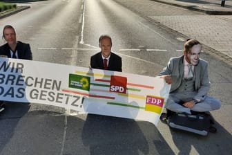 Mitglieder der "Letzten Generation" sitzen auf der Straße (Symbolbild): Auch in München haben Klimakleber am Freitag den Verkehr behindert.