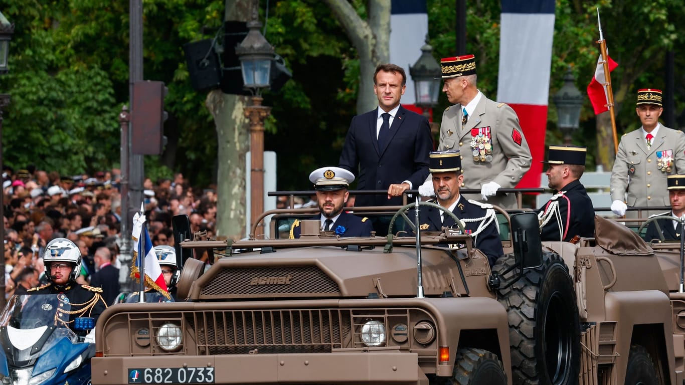 Emmanuel Macron, Präsident von Frankreich, neben General Thierry Burkhard, Chef des Generalstabes, bei der Parade auf der Avenue des Champs-Elysees: Frankreich ist das einzige westliche Land mit einer so großen Militärparade.