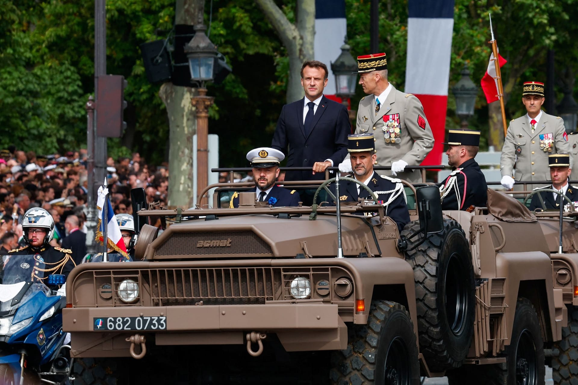 Emmanuel Macron, Präsident von Frankreich, neben General Thierry Burkhard, Chef des Generalstabes, bei der Parade auf der Avenue des Champs-Elysees: Frankreich ist das einzige westliche Land mit einer so großen Militärparade.