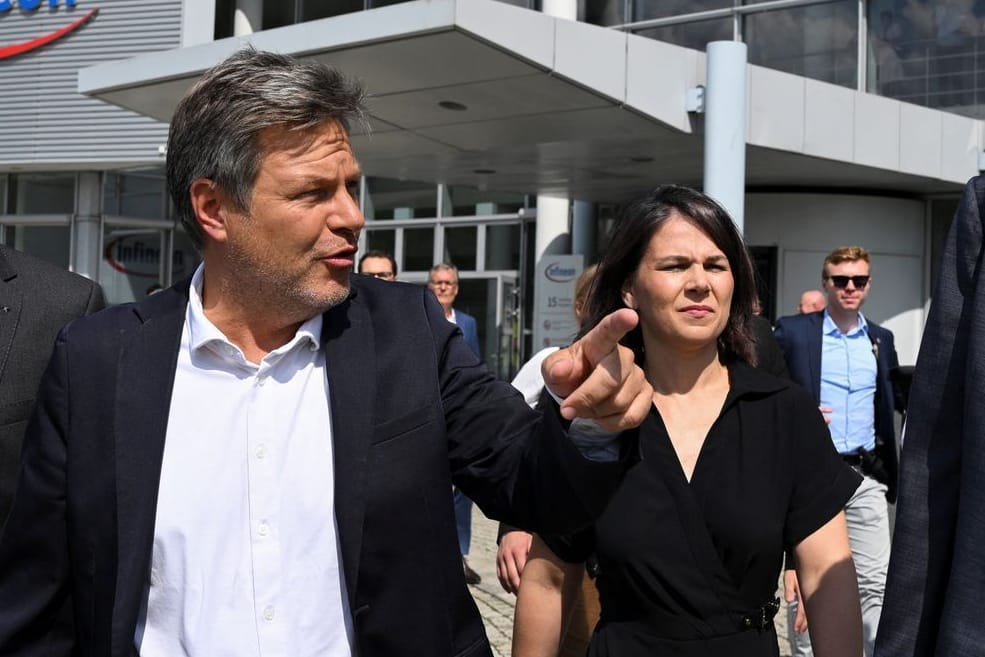 Jochen Hanebeck, Vorstandsvorsitzender der Infineon Technologies AG, Bundeswirtschaftsminister Robert Habeck und Außenministerin Annalena Baerbock bei einem Rundgang durch den Halbleiterhersteller Infineon Technologies AG in Dresden.