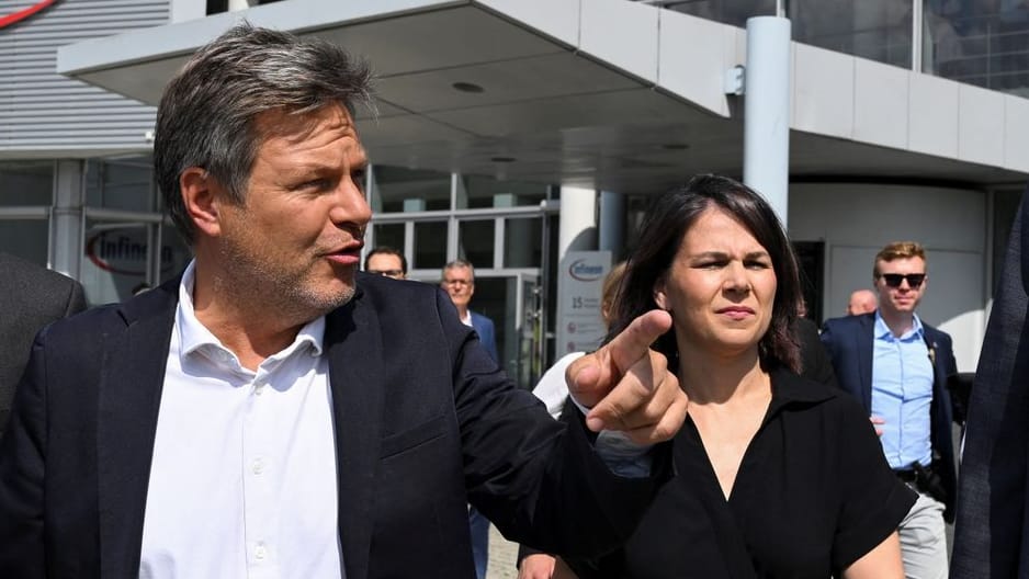 Jochen Hanebeck, Vorstandsvorsitzender der Infineon Technologies AG, Bundeswirtschaftsminister Robert Habeck und Außenministerin Annalena Baerbock bei einem Rundgang durch den Halbleiterhersteller Infineon Technologies AG in Dresden.