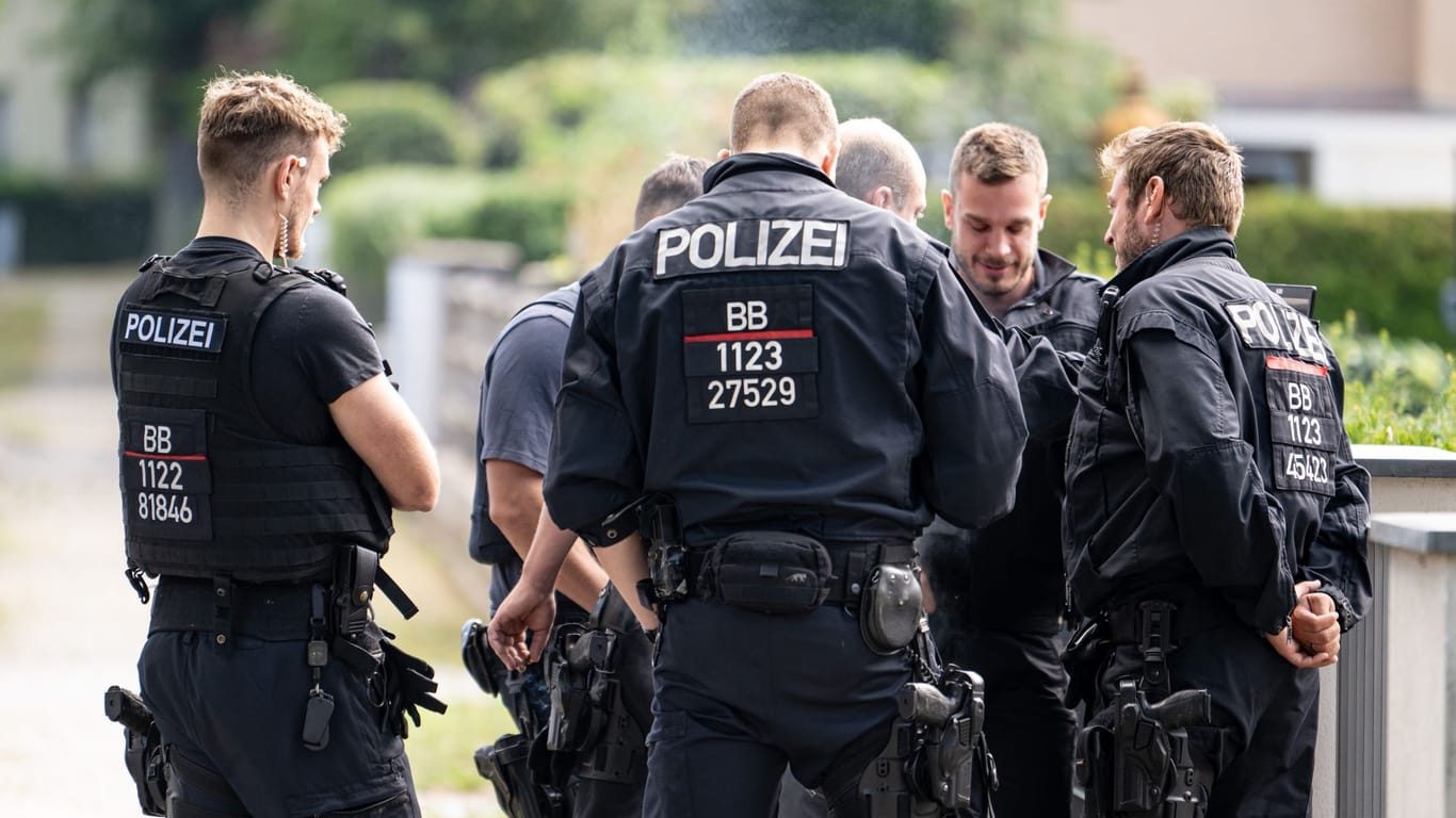 Polizisten in Teltow: Sie koordinieren die Suche in einem Wohngebiet.