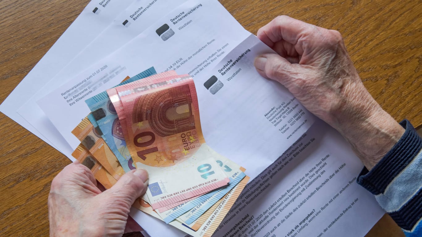 Seniorin liest ihren Rentenbescheid: Vielen Deutschen fehlt es an Finanzwissen – mit Folgen fürs Alter.