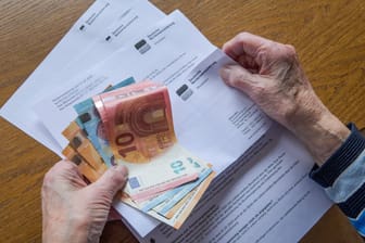 Seniorin liest ihren Rentenbescheid: Vielen Deutschen fehlt es an Finanzwissen – mit Folgen fürs Alter.
