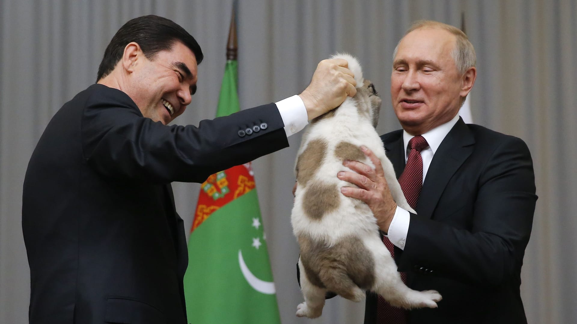 Gurbanguly Berdimuhamedov (l) und Wladimir Putin (Archivbild): Beide Herrscher ersticken jede Opposition im Keim.