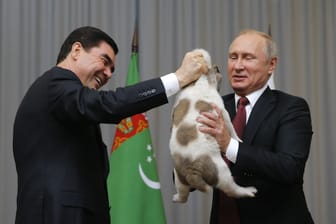 Gurbanguly Berdimuhamedov (l) und Wladimir Putin (Archivbild): Beide Herrscher ersticken jede Opposition im Keim.