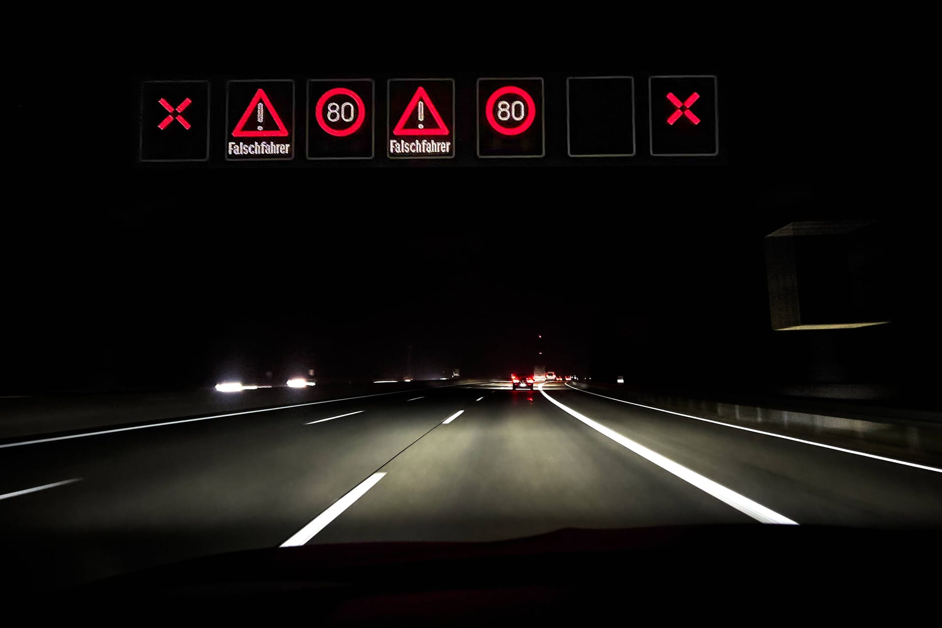 Warnschilder weisen auf einer Autobahn auf einen Falschfahrer hin (Symbolbild): Der 94-Jährige fuhr mit der Bahn nach Hause.