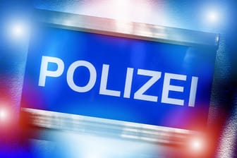 Ein Polizei-Schild mit Blaulicht (Symbolbild): Wegen eines brutalen Angriffs mussten die Beamten in Frankfurt eingreifen.