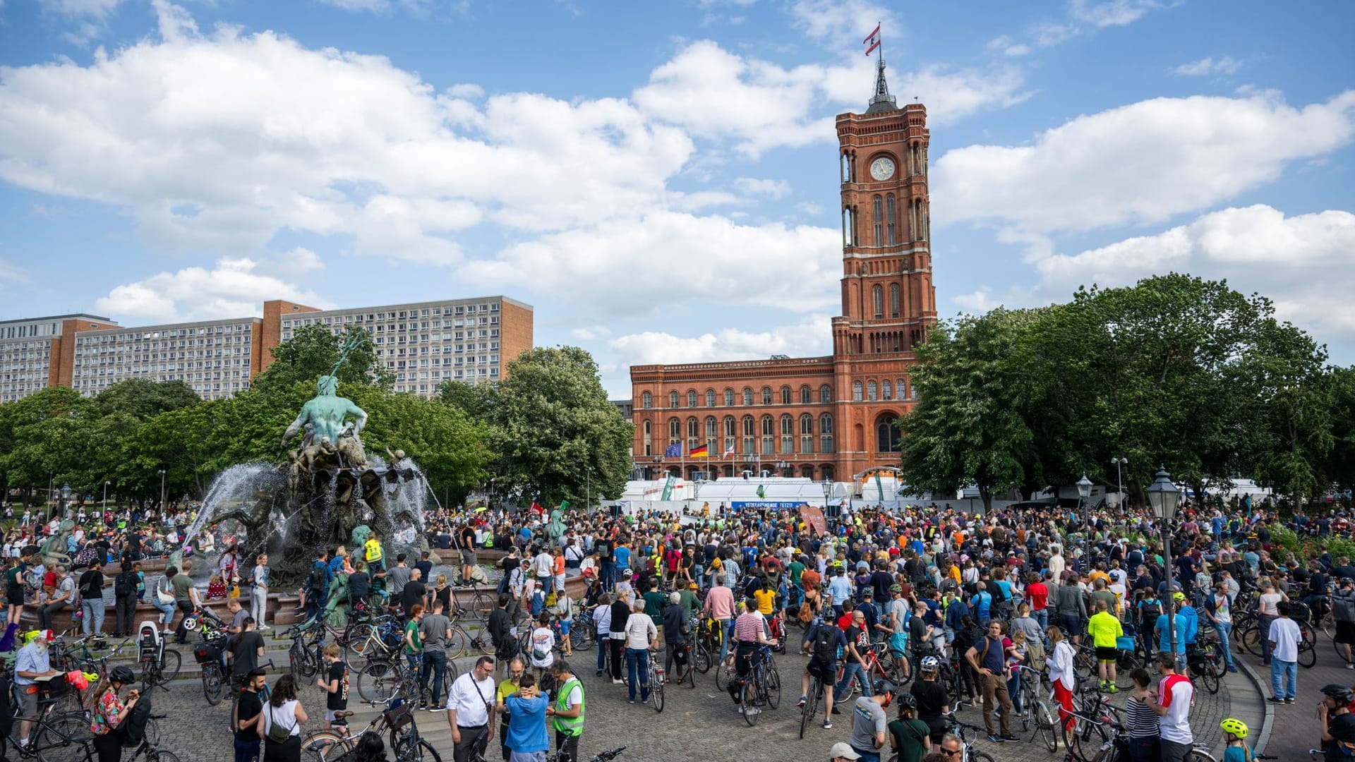 Abschlusskundgebung vor dem Roten Rathaus: Die Organisatoren kritisieren den Schwarz-Roten Senat.