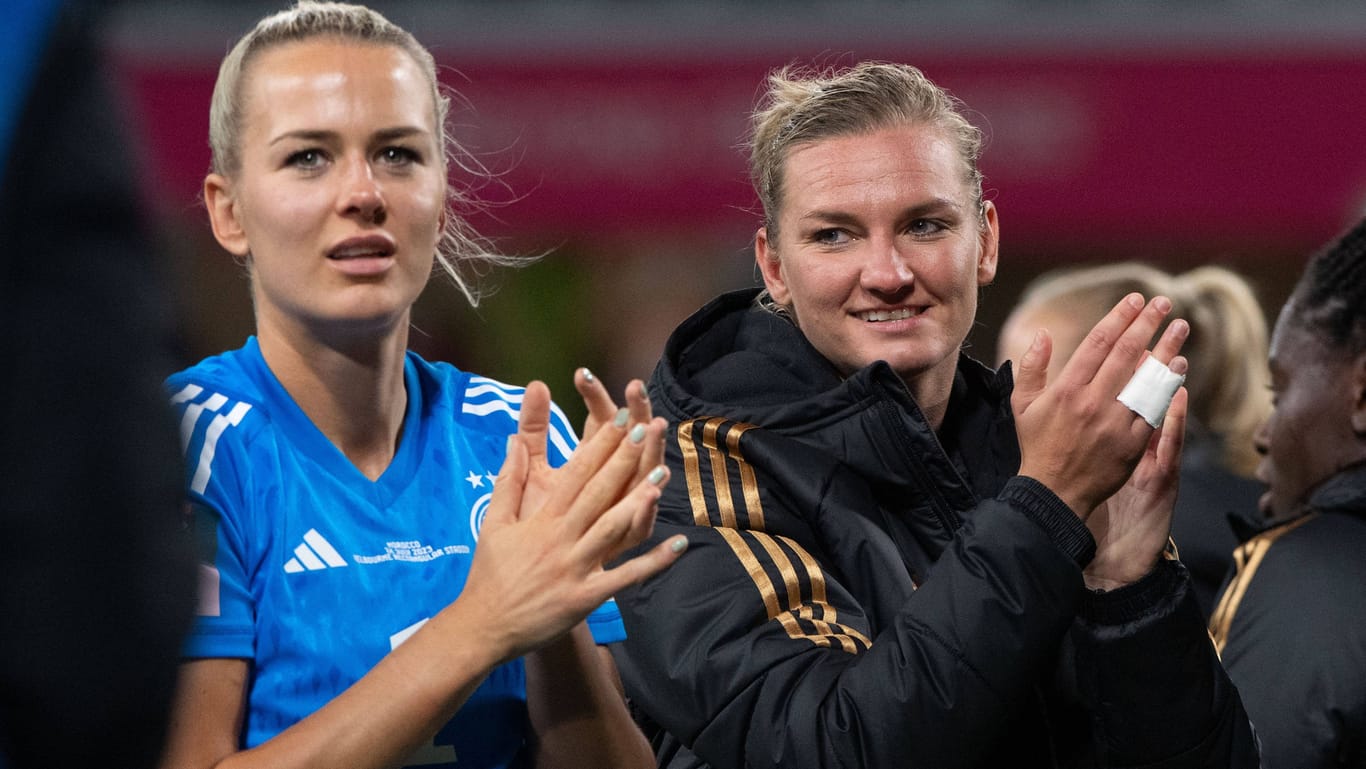 Merle Frohms (l.) und Alexandra Popp bedanken sich bei den deutschen Fans.