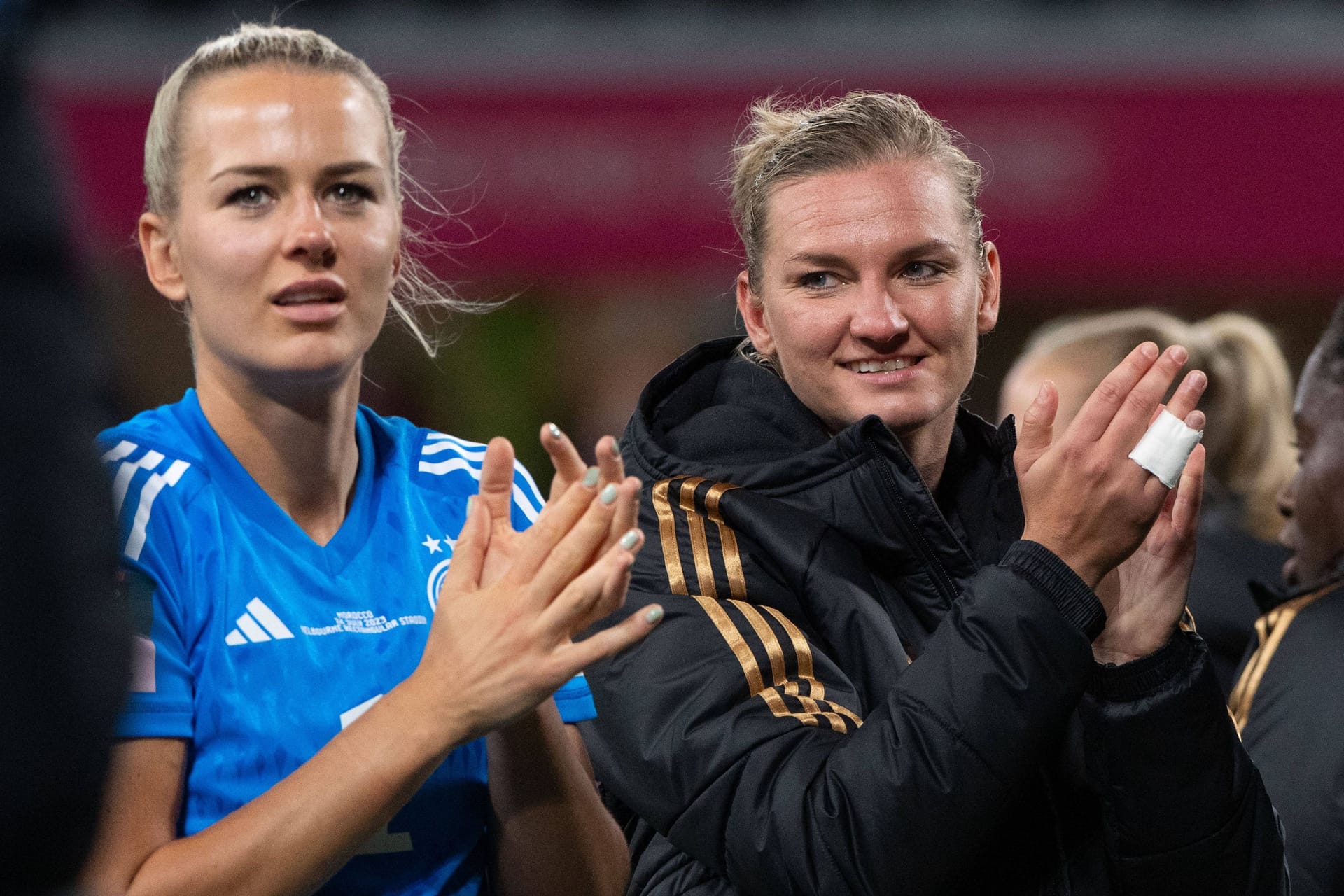 Merle Frohms (l.) und Alexandra Popp bedanken sich bei den deutschen Fans.