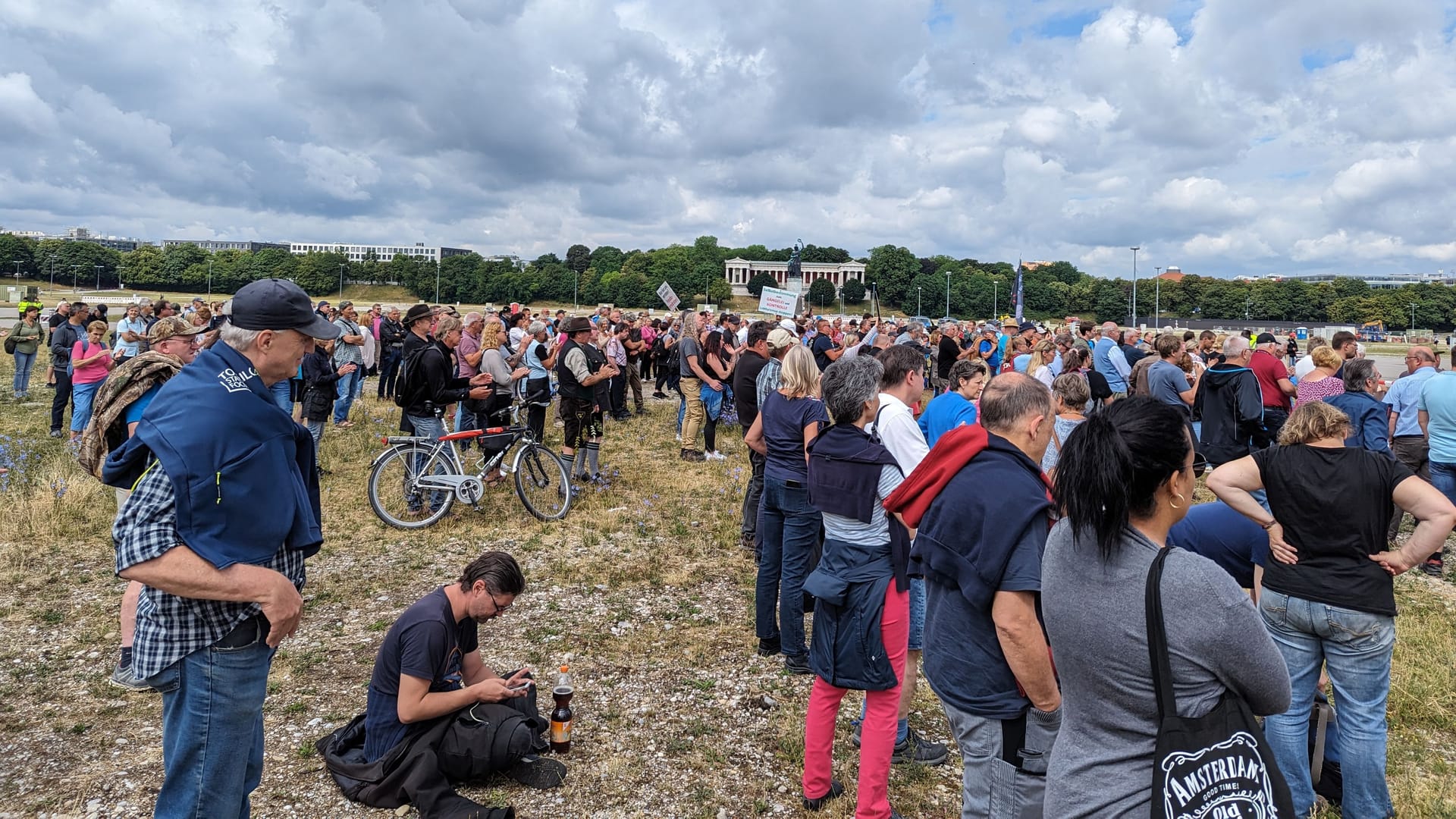 Proteststimmung wollte hier so recht nicht aufkommen: Etwa 400 Leute waren auf die Theresienwiese gekommen.