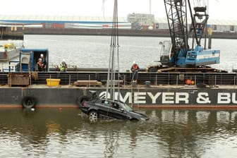 Der Mercedes landete im Wasser und wurde von einem Kran herausgezogen.