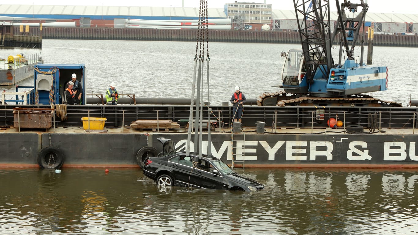 Der Mercedes landete im Wasser und wurde von einem Kran herausgezogen.
