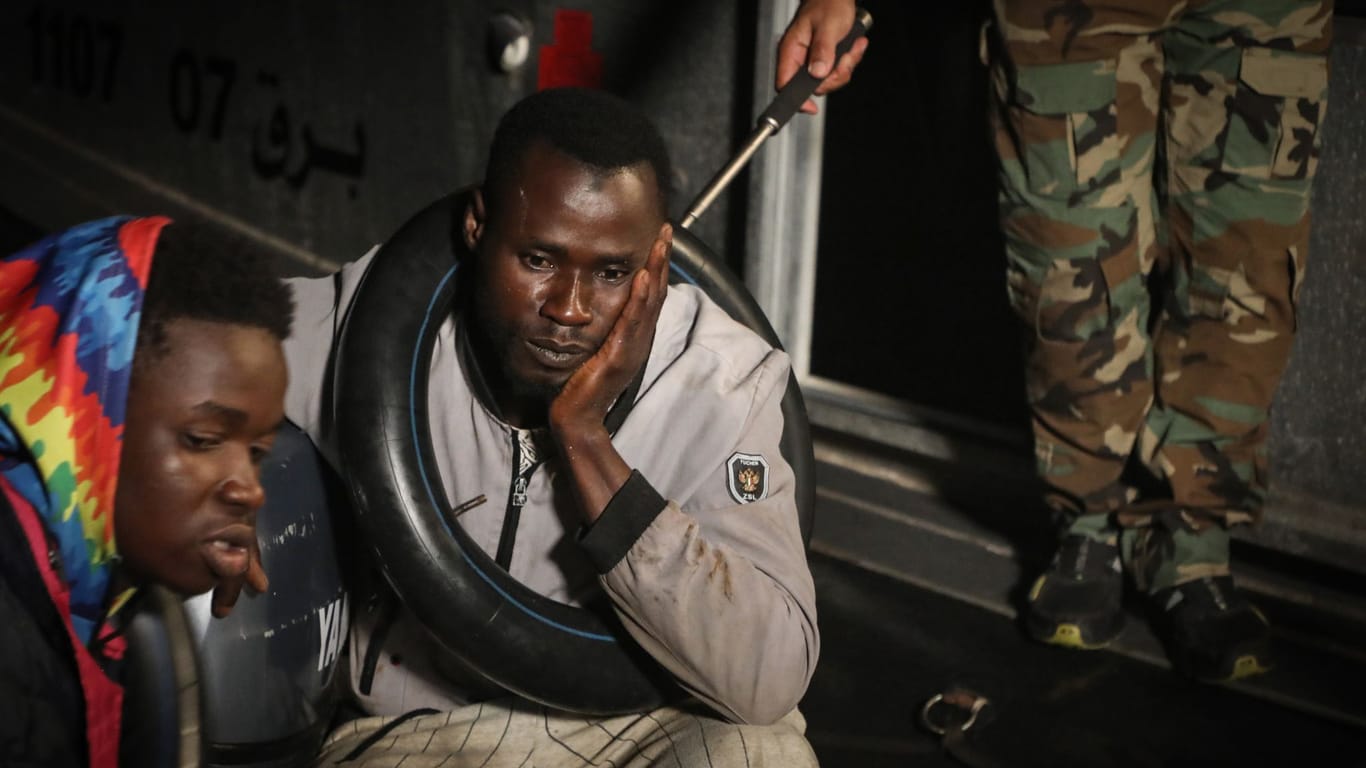 Migranten im Boot: Die Schläuche von Autoreifen sollen als Schwimmringe dienen.