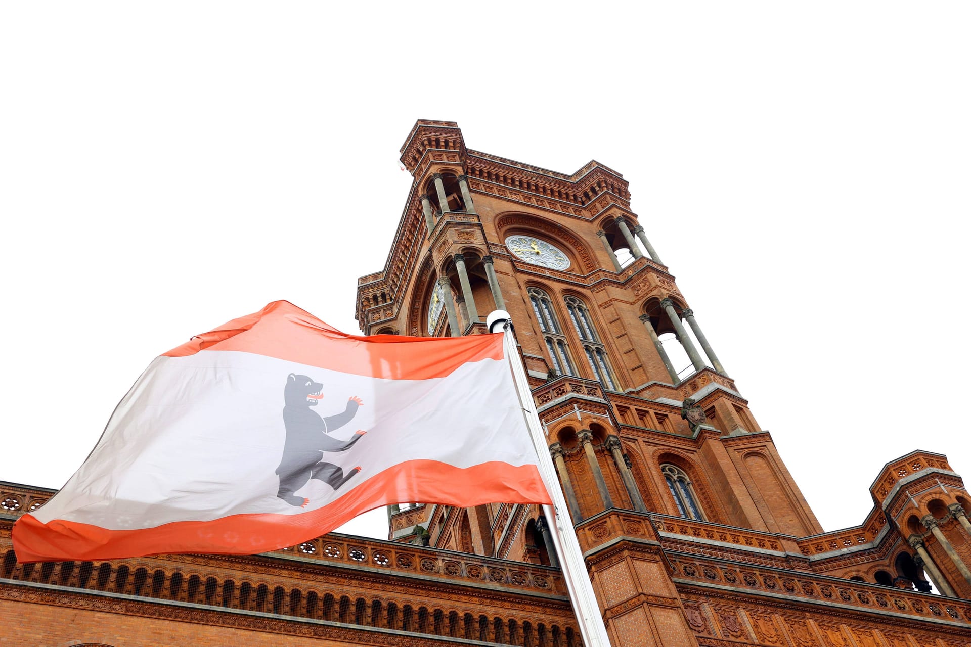 Rotes Rathaus in Berlin mit Flagge: Der Senat plant das Sondervermögen bereits für 2024