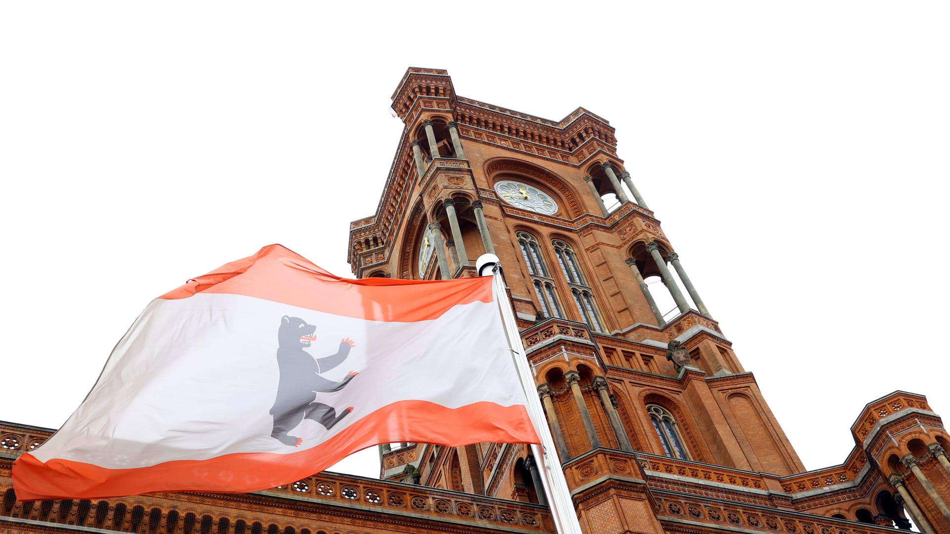 Rotes Rathaus in Berlin mit Flagge: Der Senat plant das Sondervermögen bereits für 2024