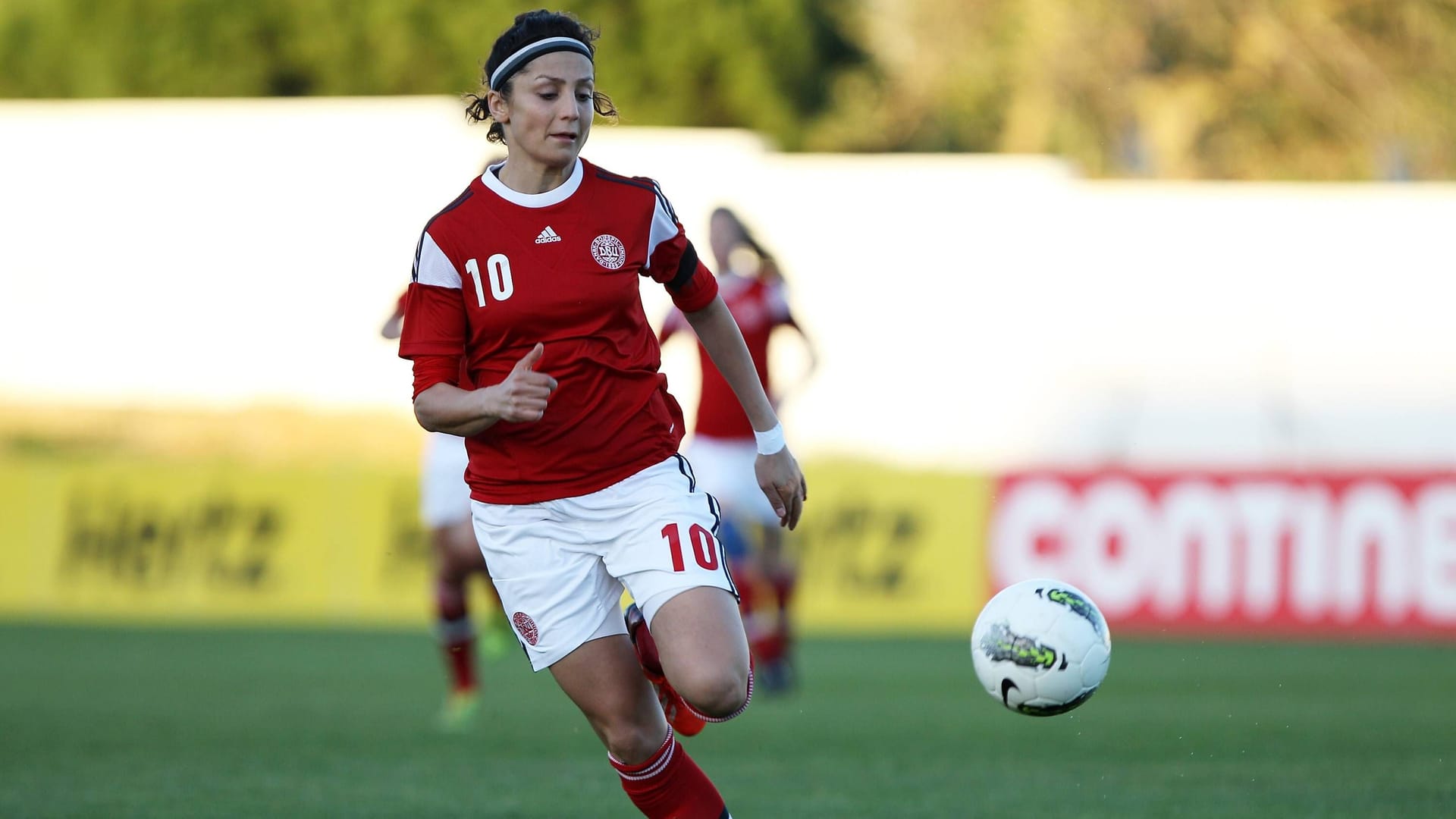 Nadia Nadim bei einem Länderspiel gegen Schweden im Jahr 2014.