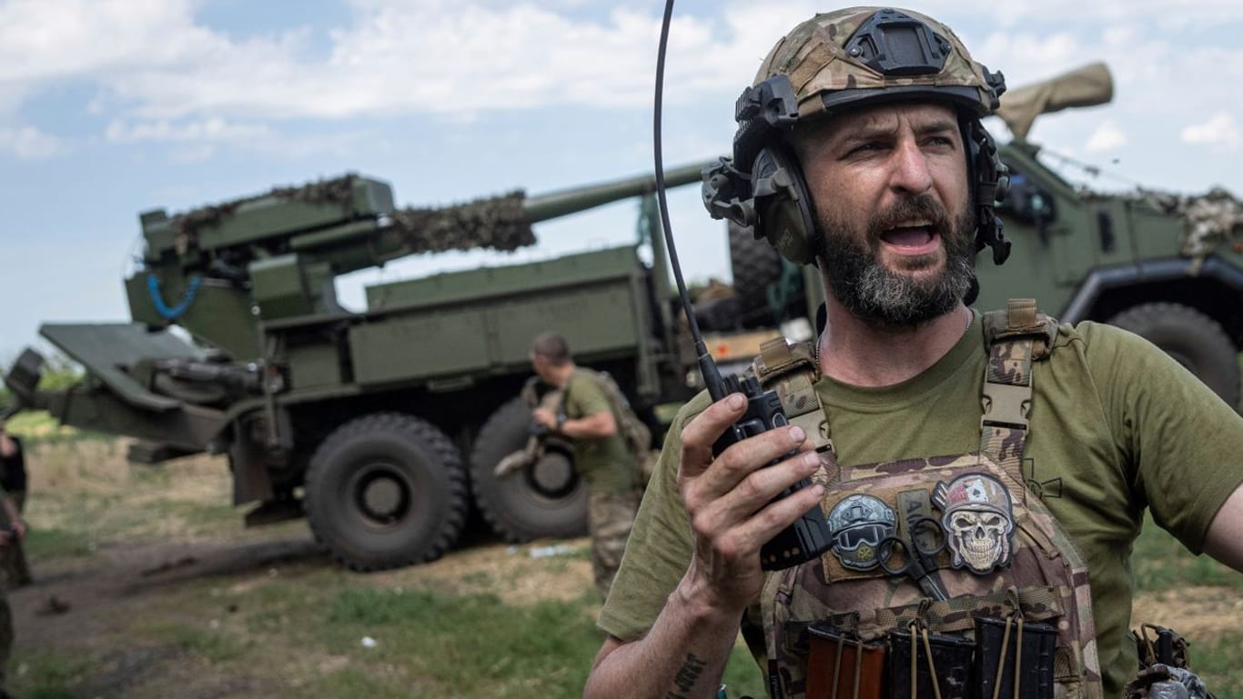 Ein ukrainischer Soldat spricht über Funk mit seinem Team, bevor eine Panzerhaubitze abfeuert (Archivbild).