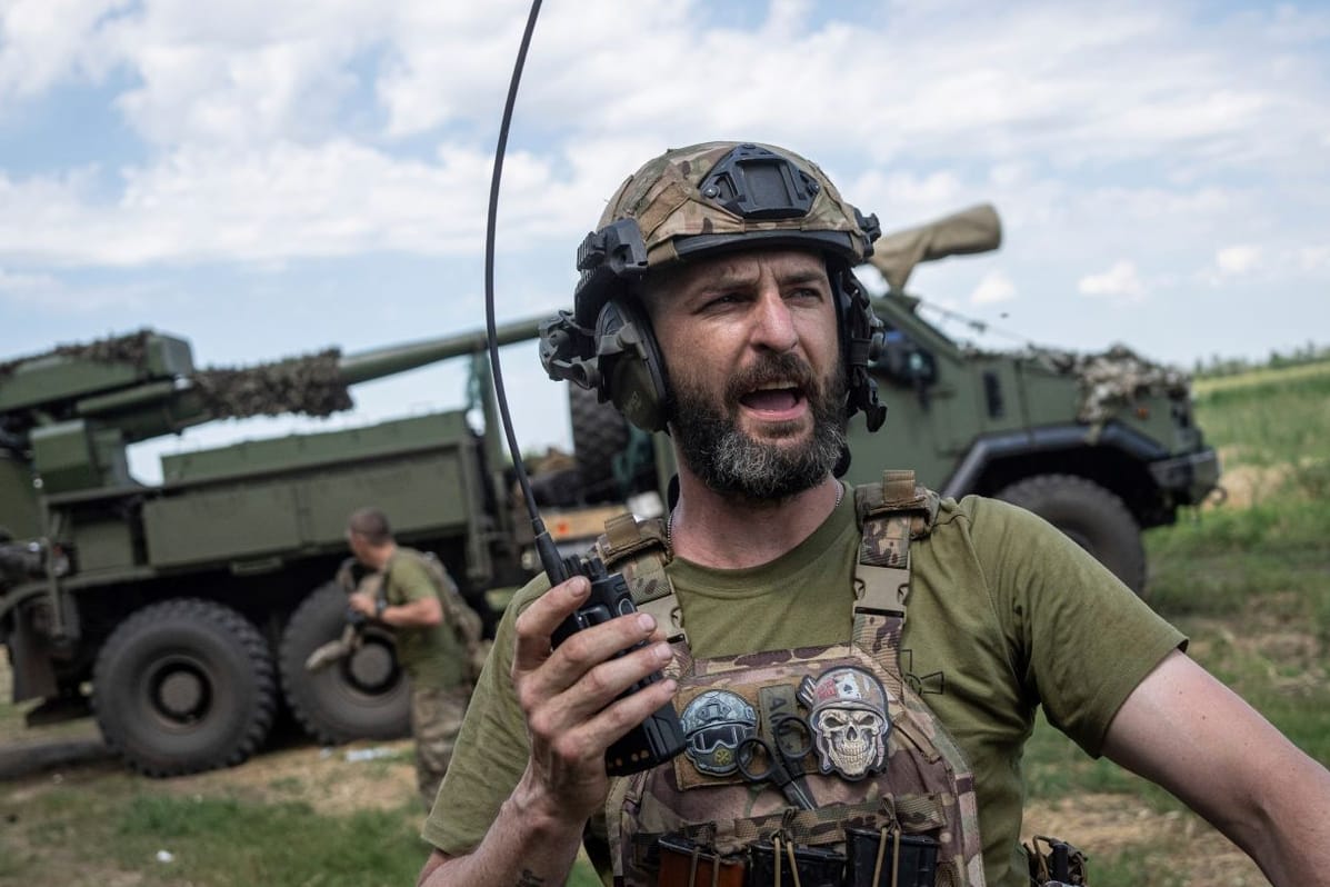 Ein ukrainischer Soldat spricht über Funk mit seinem Team, bevor eine Panzerhaubitze abfeuert (Archivbild).