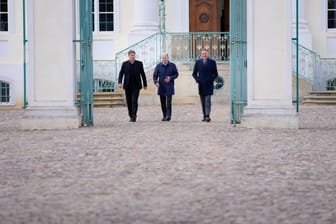 Und wie gehts nun weiter? Wirtschaftsminister Habeck, Kanzler Scholz und Finanzminister Lindner auf Schloss Meseberg.