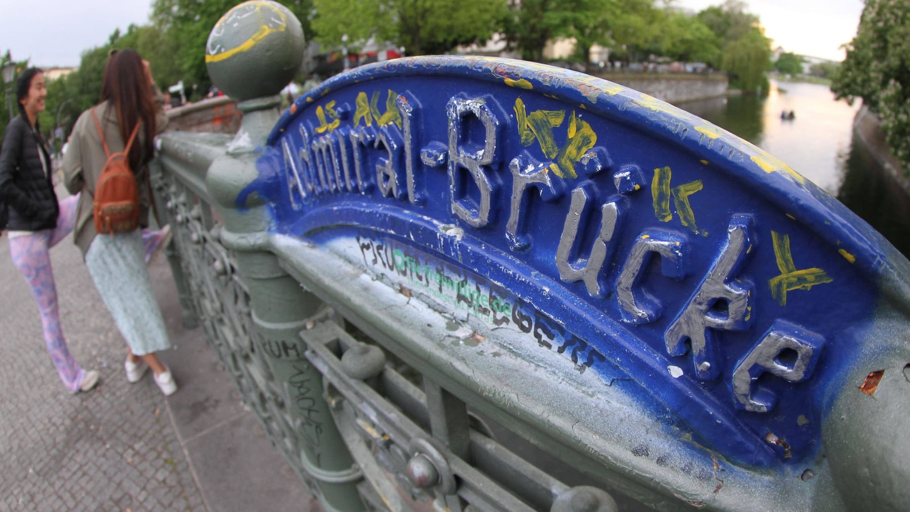 Berlin Kurioses Gerät soll PartyLärm auf AdmiralBrücke eindämmen