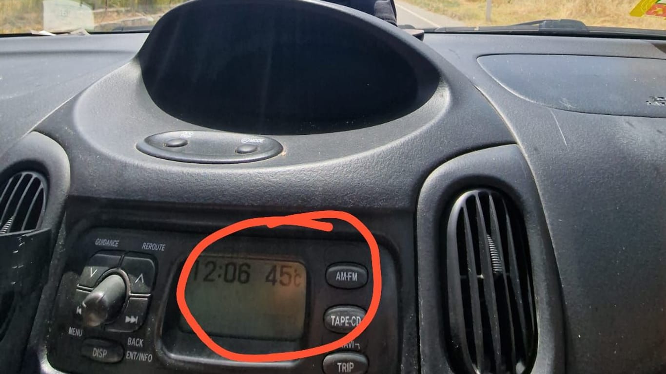 Irre Hitze: Das Autothermometer zeigt 45 Grad.