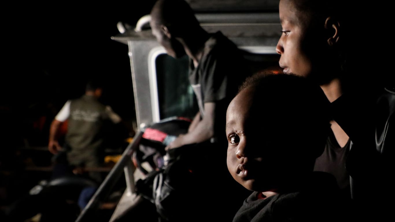 Ein Kind mit seiner Mutter: Trotz vieler Unfälle wagen Migranten die Mittelmeerüberfahrt.